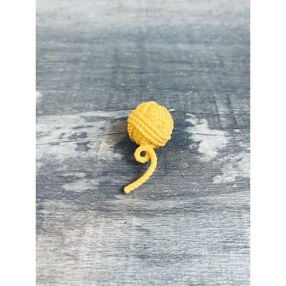 Barbie Pet Boutique Doll - Yellow Ball of Yarn Cat Toy